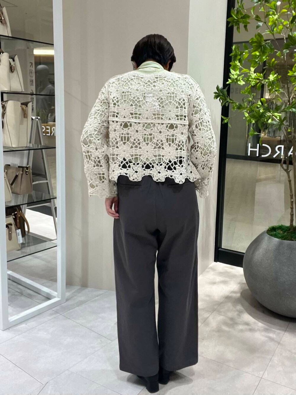 グレー系のその他パンツ、グリーン系のTシャツ/カットソー、ベージュ系のカーディガン/ボレロを着用したレディースの冬コーディネートの3枚目の写真