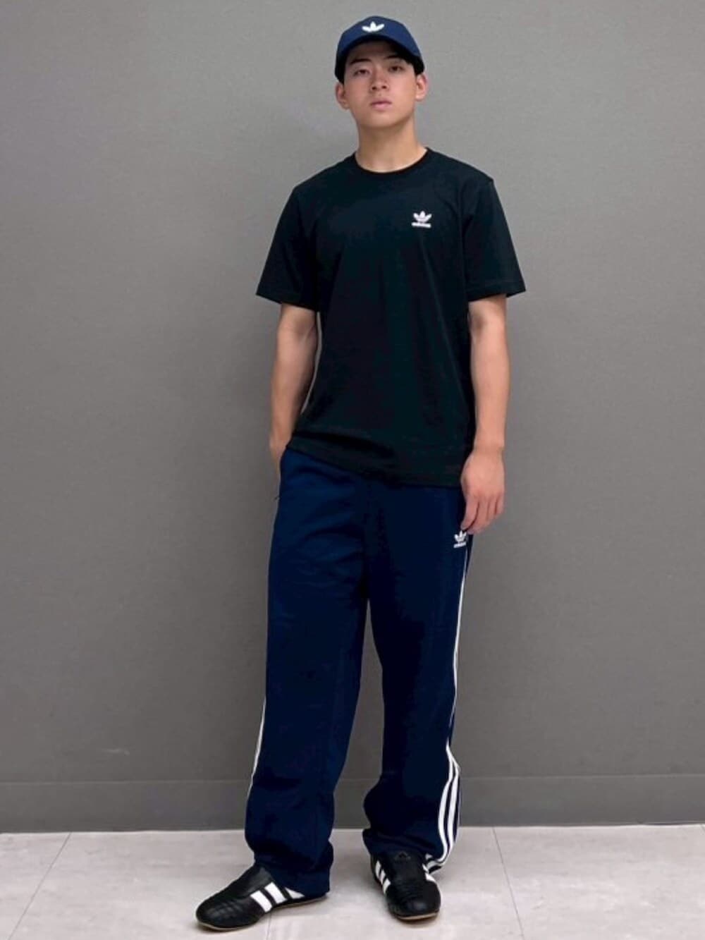 「スニーカー、ロゴT、キャップ、adidas、ジャージ、アディダス、adidas originals、アディダスオリジナルス、スリーストライプス」｜「adidasのテコンドー / Taekwondo（シューズ、ブラック系）」を使った、YDさん（メンズ・169cm）の夏コーディネートの2枚目の写真