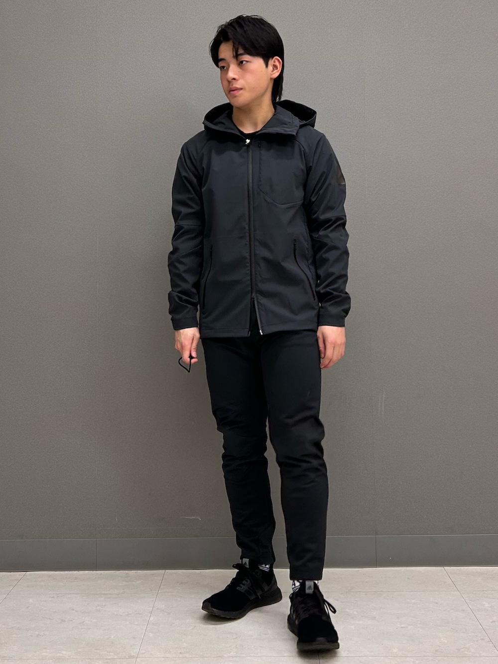 「スニーカー、セットアップ、adidas、ジャージ、スポーツウェア、アディダス、フルジップパーカー、ウルトラブースト、ウーブンパンツ」｜「adidasのプレミアム アクティブ レギュラーフィット ストレッチ ウーブン フルジップパーカー / アディダス adidas（パーカー、ブラック系）」を使った、YDさん（メンズ・169cm）の春コーディネートの2枚目の写真