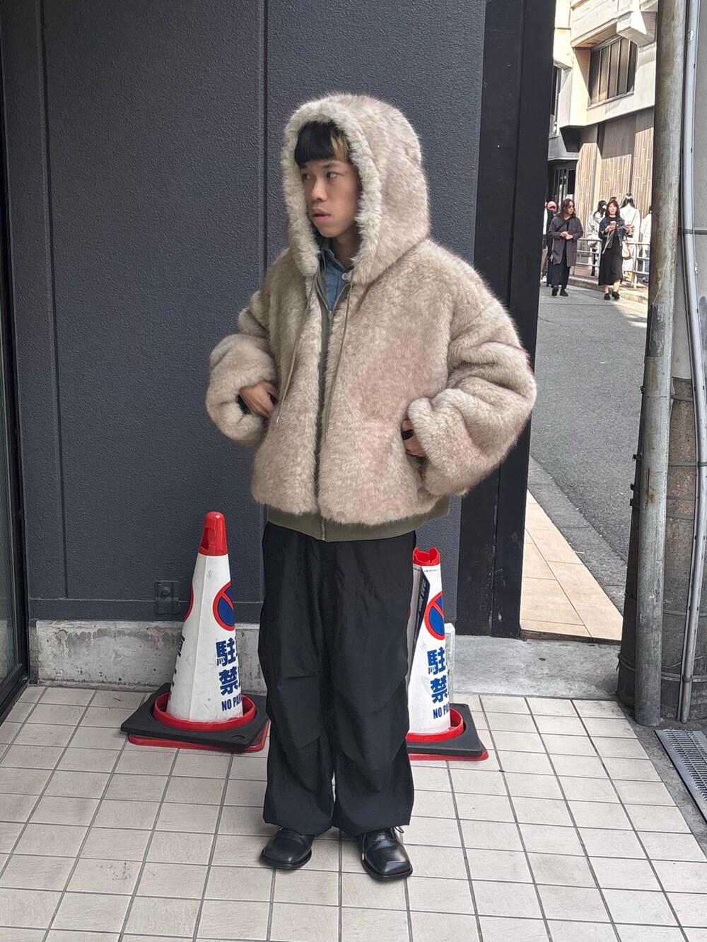 グリーン系のブルゾンを着用したメンズの秋コーディネートの5枚目の写真