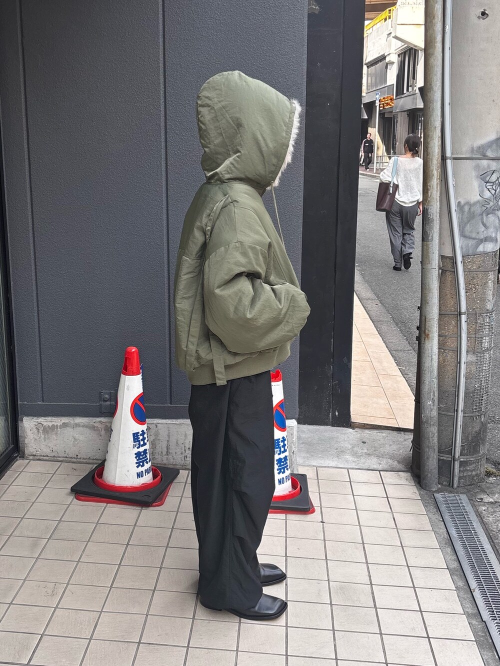 グリーン系のブルゾンを着用したメンズの秋コーディネートの2枚目の写真