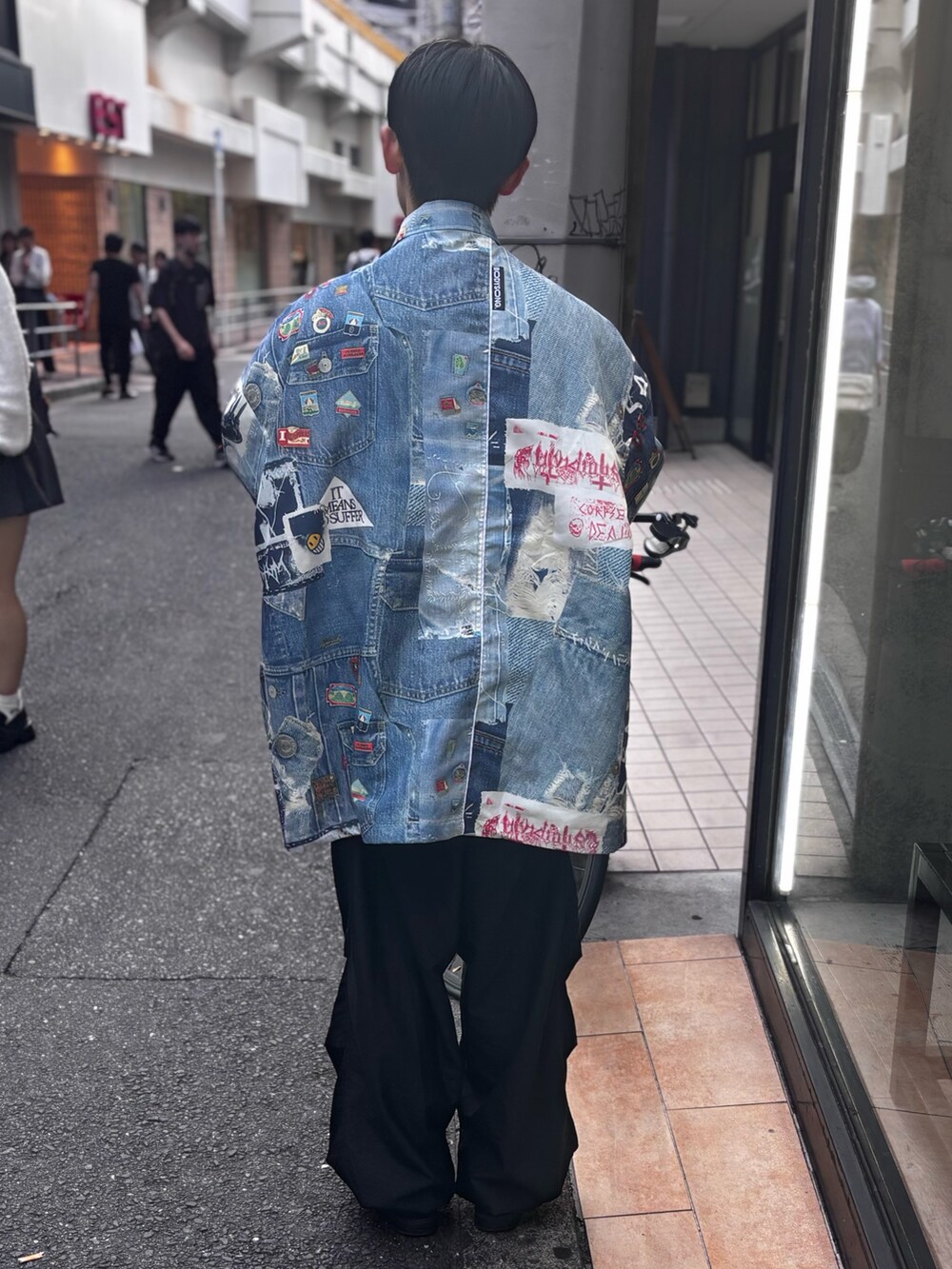 その他のジャケット/アウターを着用したメンズの秋コーディネートの2枚目の写真