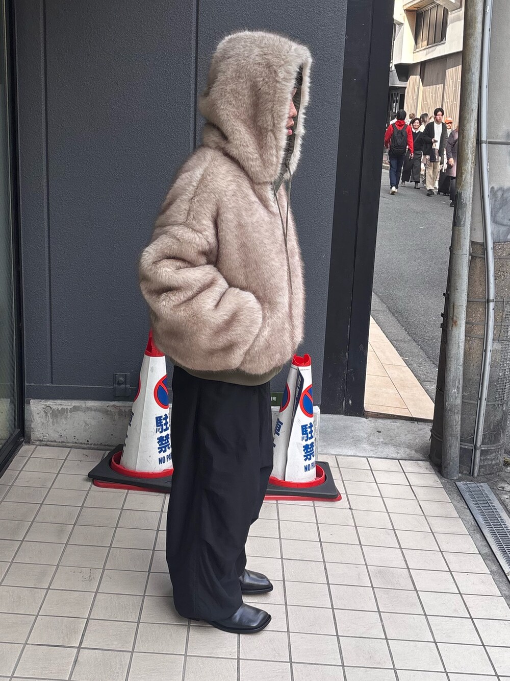 グリーン系のブルゾンを着用したメンズの秋コーディネートの6枚目の写真