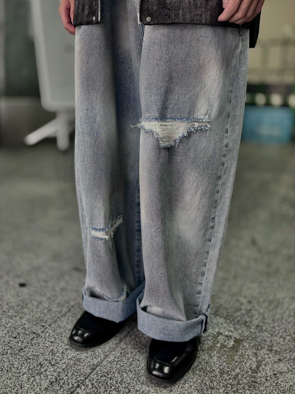 ブルー系のトップス、ブルー系のデニムパンツ、ブラック系のその他アウターを着用したメンズの春コーディネートの5枚目の写真