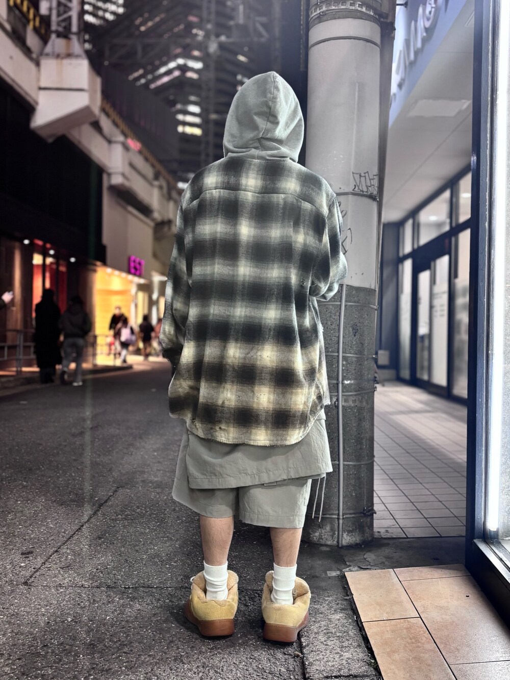 ブラウン系のシャツ/ブラウス、グレー系のナイロンジャケット、グレー系のその他パンツを着用したメンズの冬コーディネートの2枚目の写真