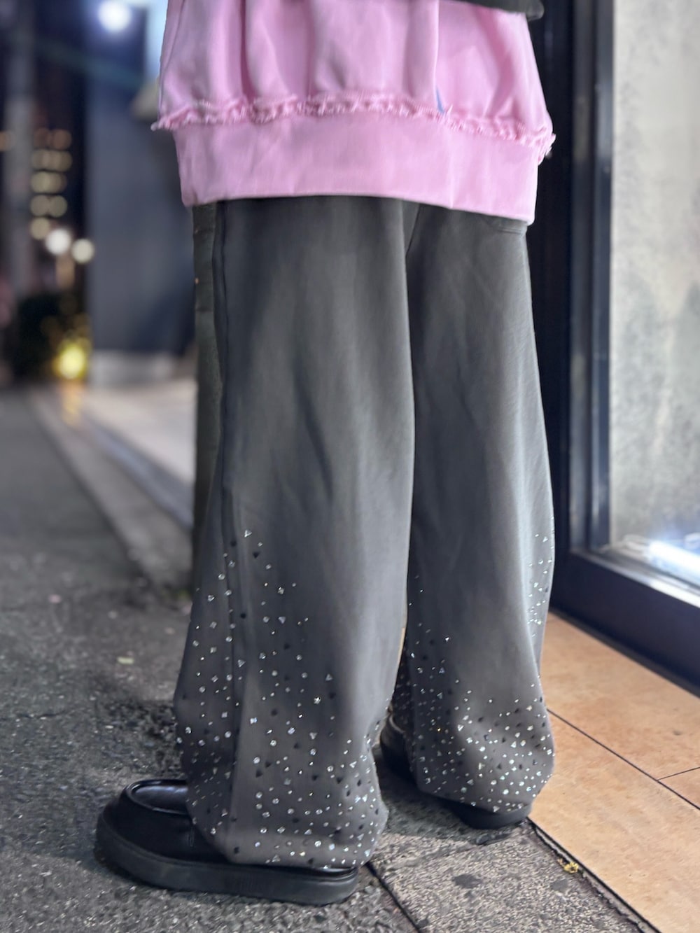 ブラック系のパーカー、ブラウン系のスウェットパンツ、ピンク系のスウェットを着用したメンズの冬コーディネートの6枚目の写真