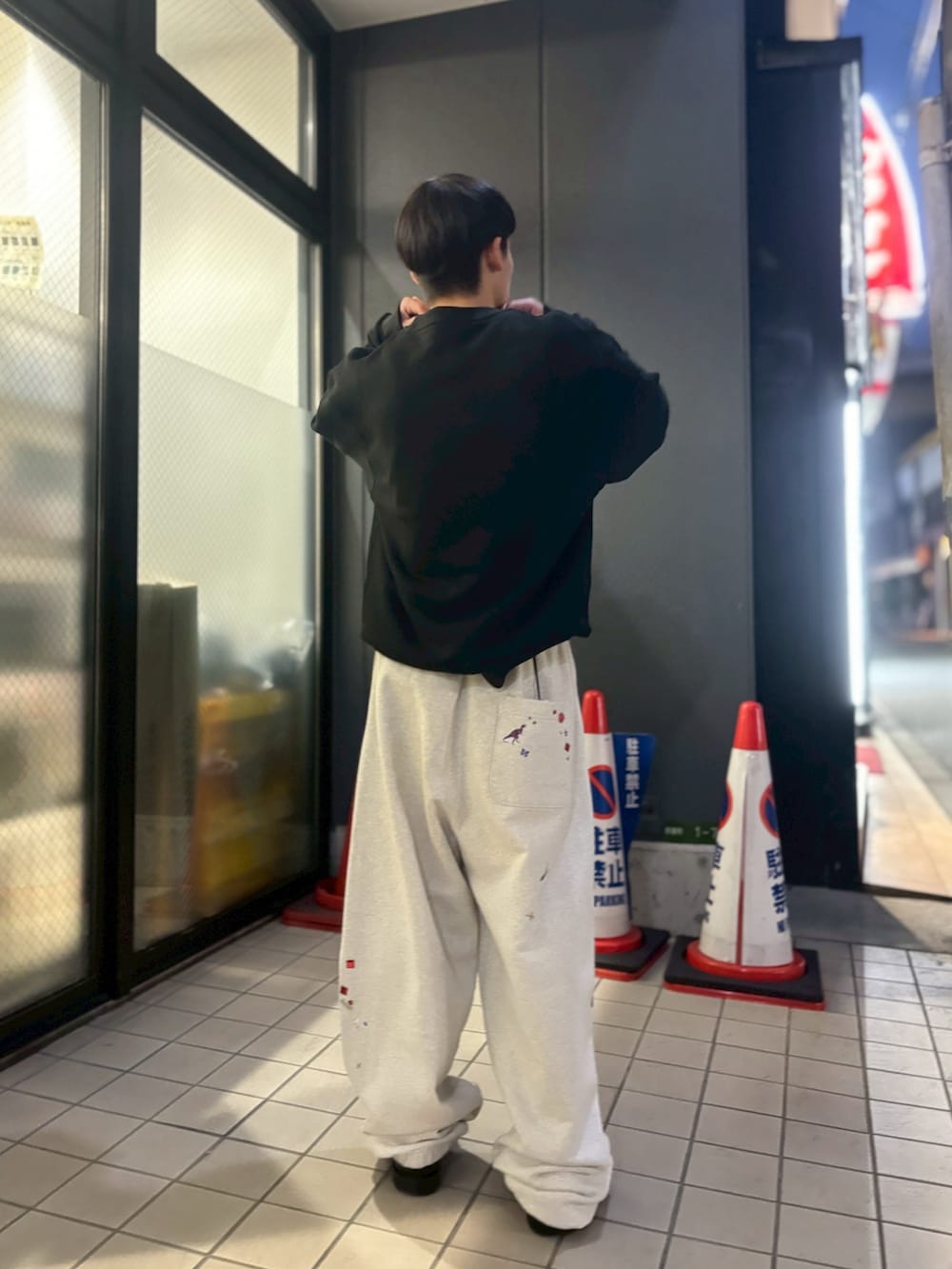 ブラック系のスウェット、ホワイト系のスウェットパンツを着用したメンズの冬コーディネートの2枚目の写真