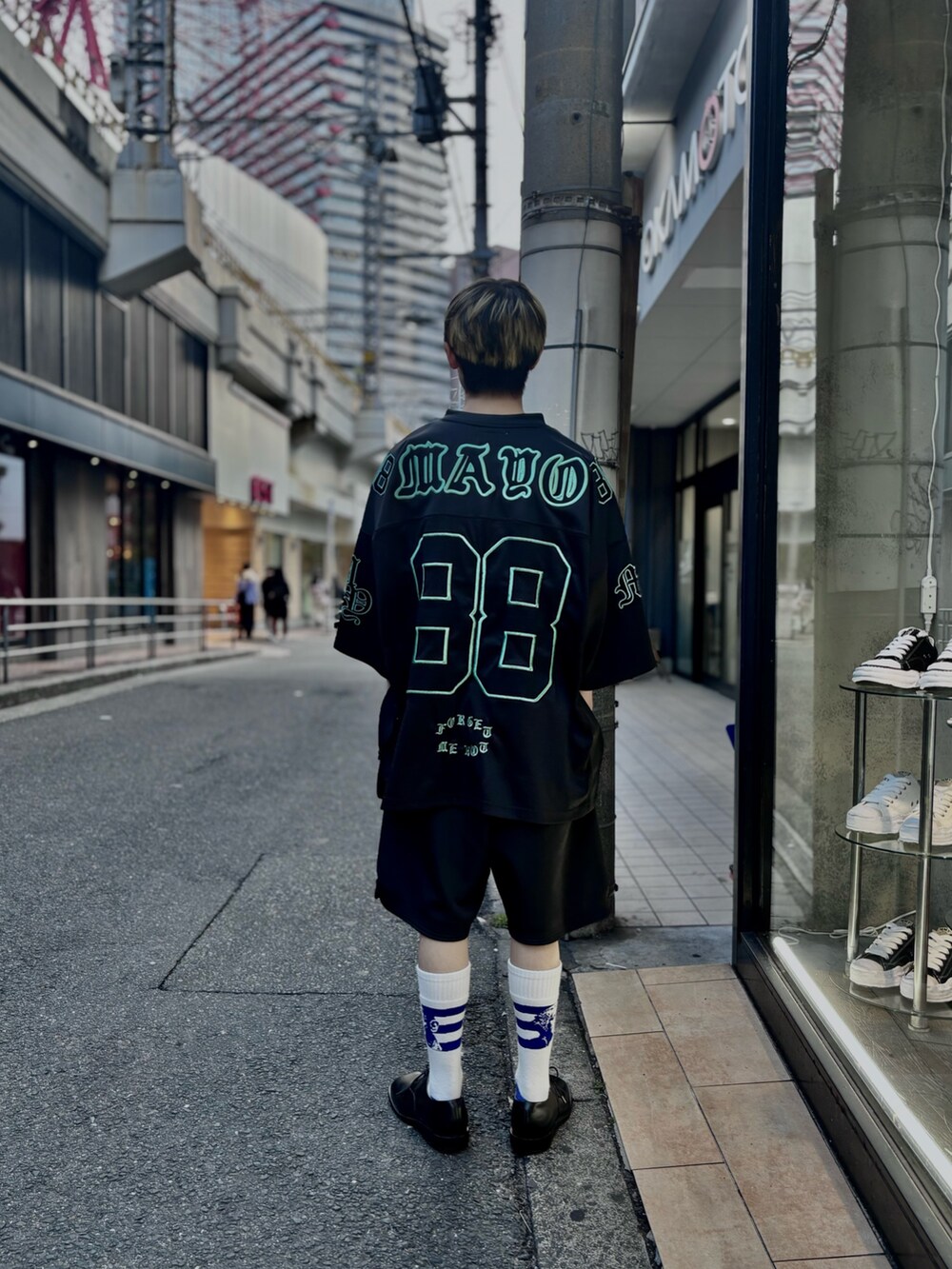 ブラック系のTシャツ/カットソー、ブラック系のその他パンツを着用したメンズの春コーディネートの2枚目の写真