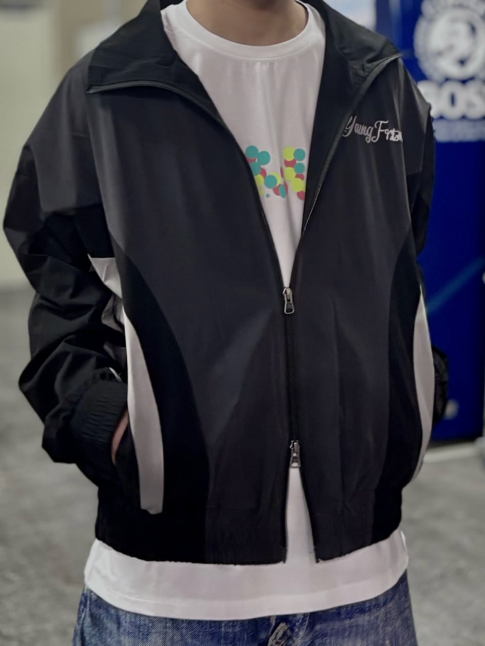 ホワイト系のTシャツ/カットソーを着用したメンズの春コーディネートの3枚目の写真