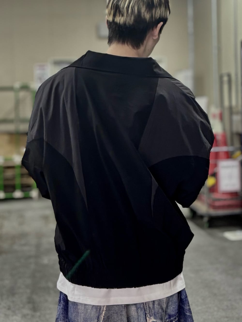 ホワイト系のTシャツ/カットソーを着用したメンズの春コーディネートの4枚目の写真