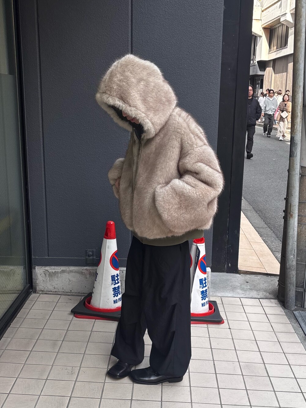 グリーン系のブルゾンを着用したメンズの秋コーディネートの8枚目の写真