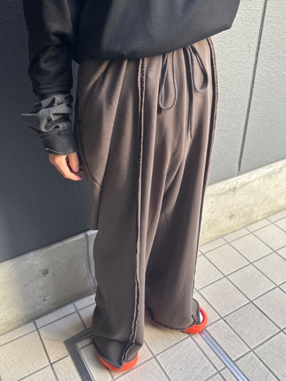 ブラック系のTシャツ/カットソー、グレー系のスウェットパンツ、ブラック系のTシャツ/カットソーを着用したメンズの夏コーディネートの3枚目の写真