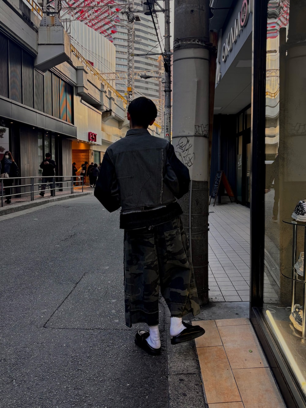 ブラック系のデニムジャケット、その他のカーゴパンツを着用したメンズの冬コーディネートの2枚目の写真