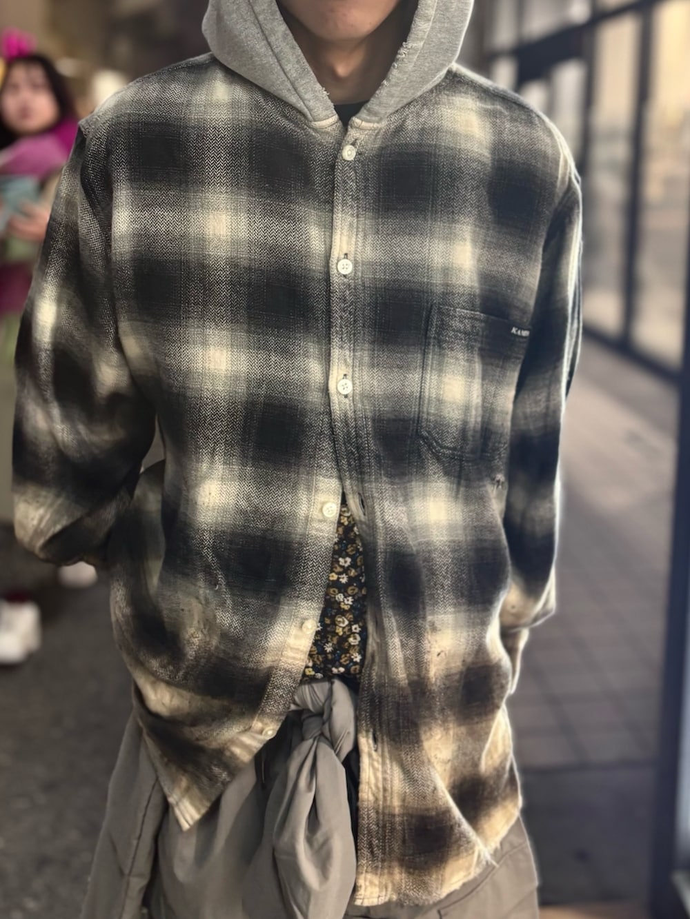 ブラウン系のシャツ/ブラウス、グレー系のナイロンジャケット、グレー系のその他パンツを着用したメンズの冬コーディネートの3枚目の写真