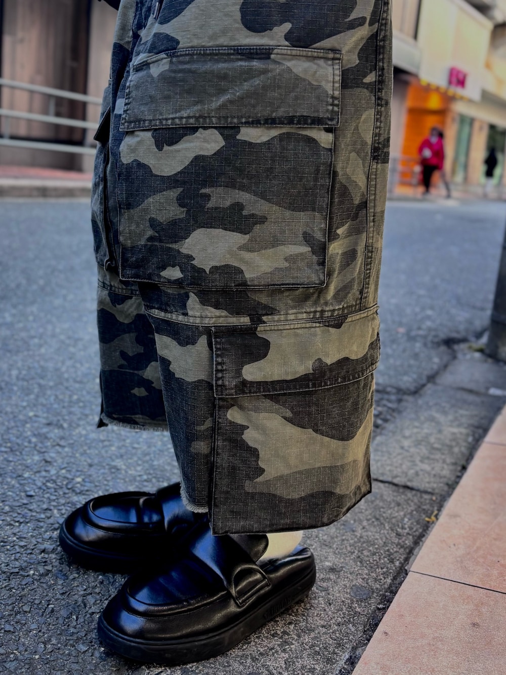 ブルー系のパーカー、その他のカーゴパンツを着用したメンズの冬コーディネートの5枚目の写真