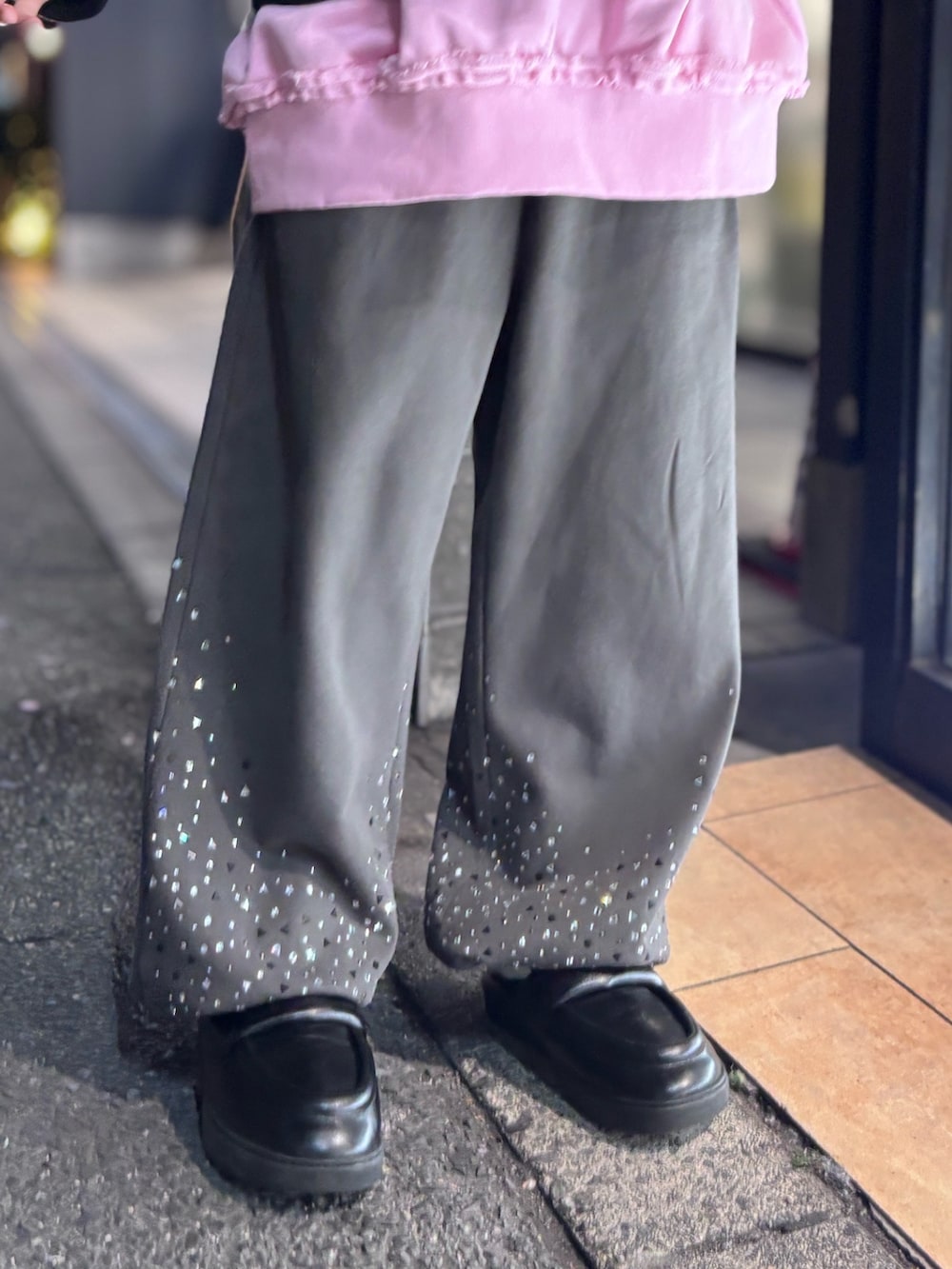 ブラック系のパーカー、ブラウン系のスウェットパンツ、ピンク系のスウェットを着用したメンズの冬コーディネートの5枚目の写真