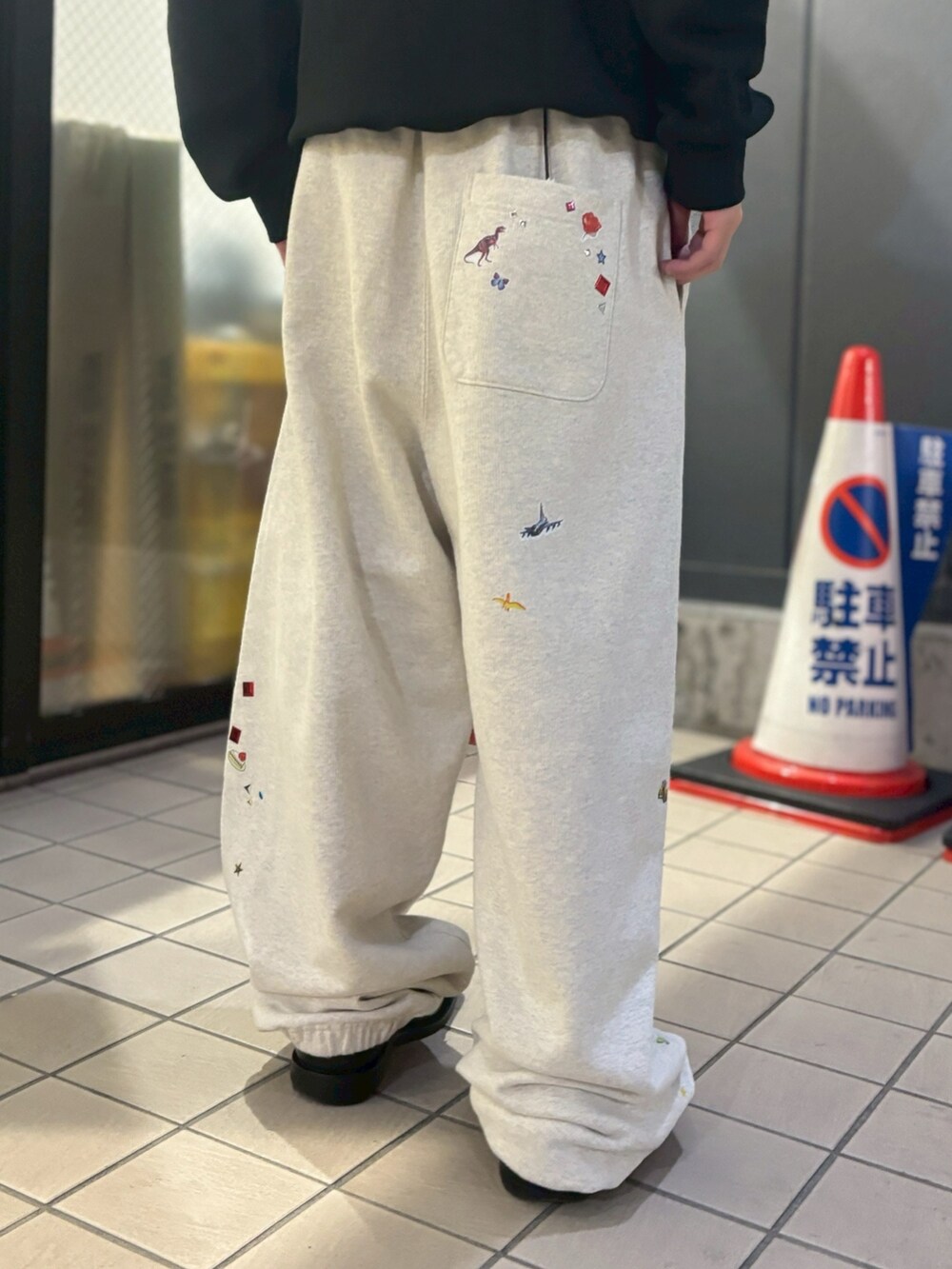 ブラック系のスウェット、ホワイト系のスウェットパンツを着用したメンズの冬コーディネートの6枚目の写真