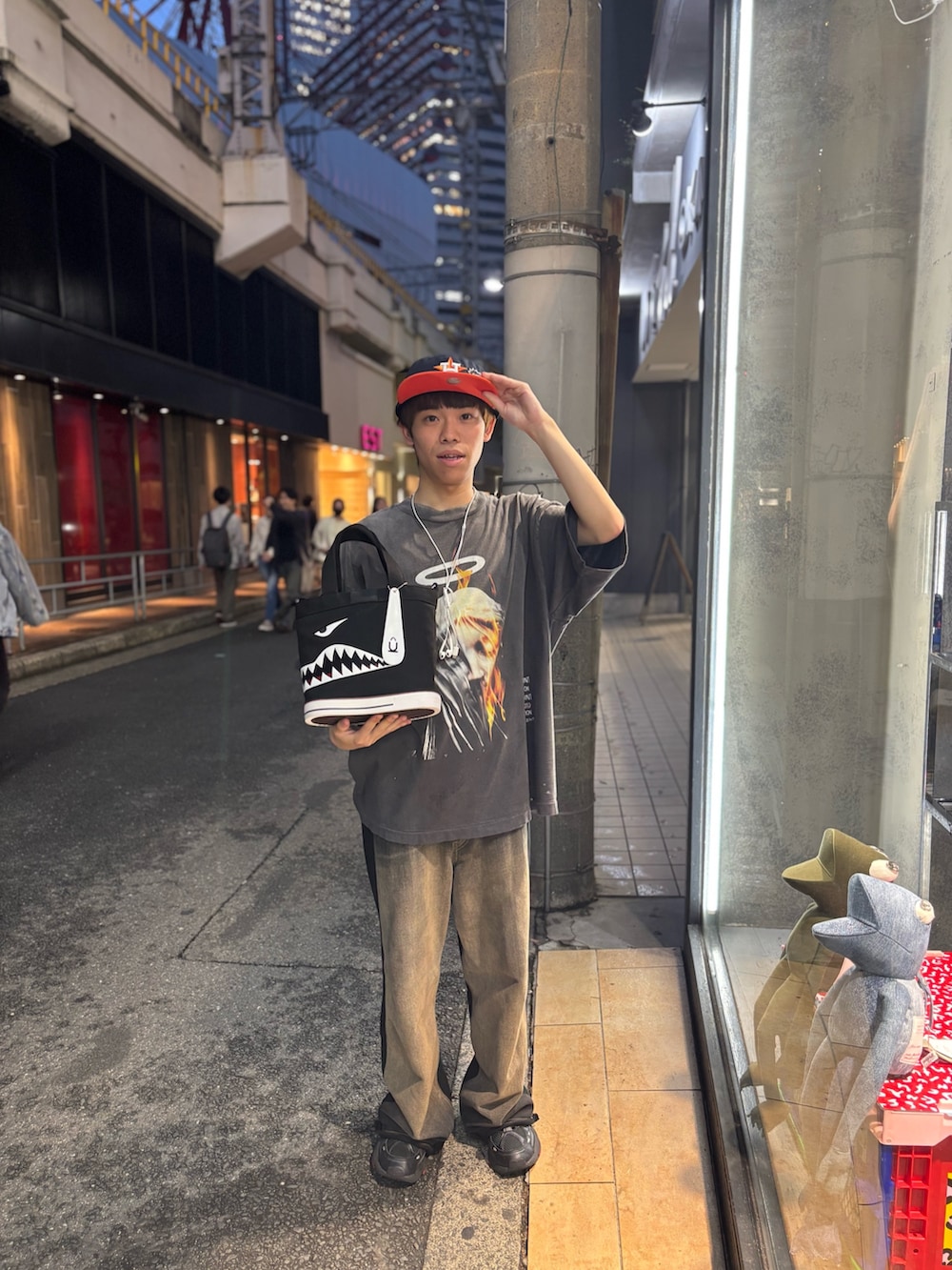 「ROYAL FLASHのアイテム（Tシャツ/カットソー、グレー系）」を使った、tou1109さん（メンズ・163cm）の春コーディネートの2枚目の写真