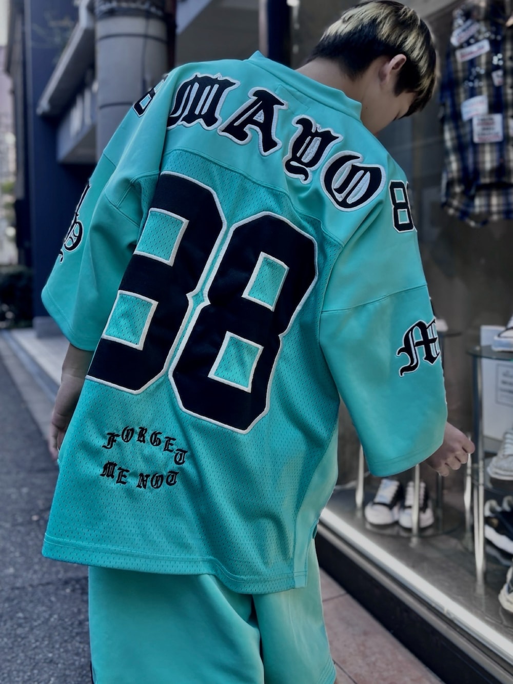 ブルー系のTシャツ/カットソー、ブルー系のその他パンツを着用したメンズの春コーディネートの4枚目の写真