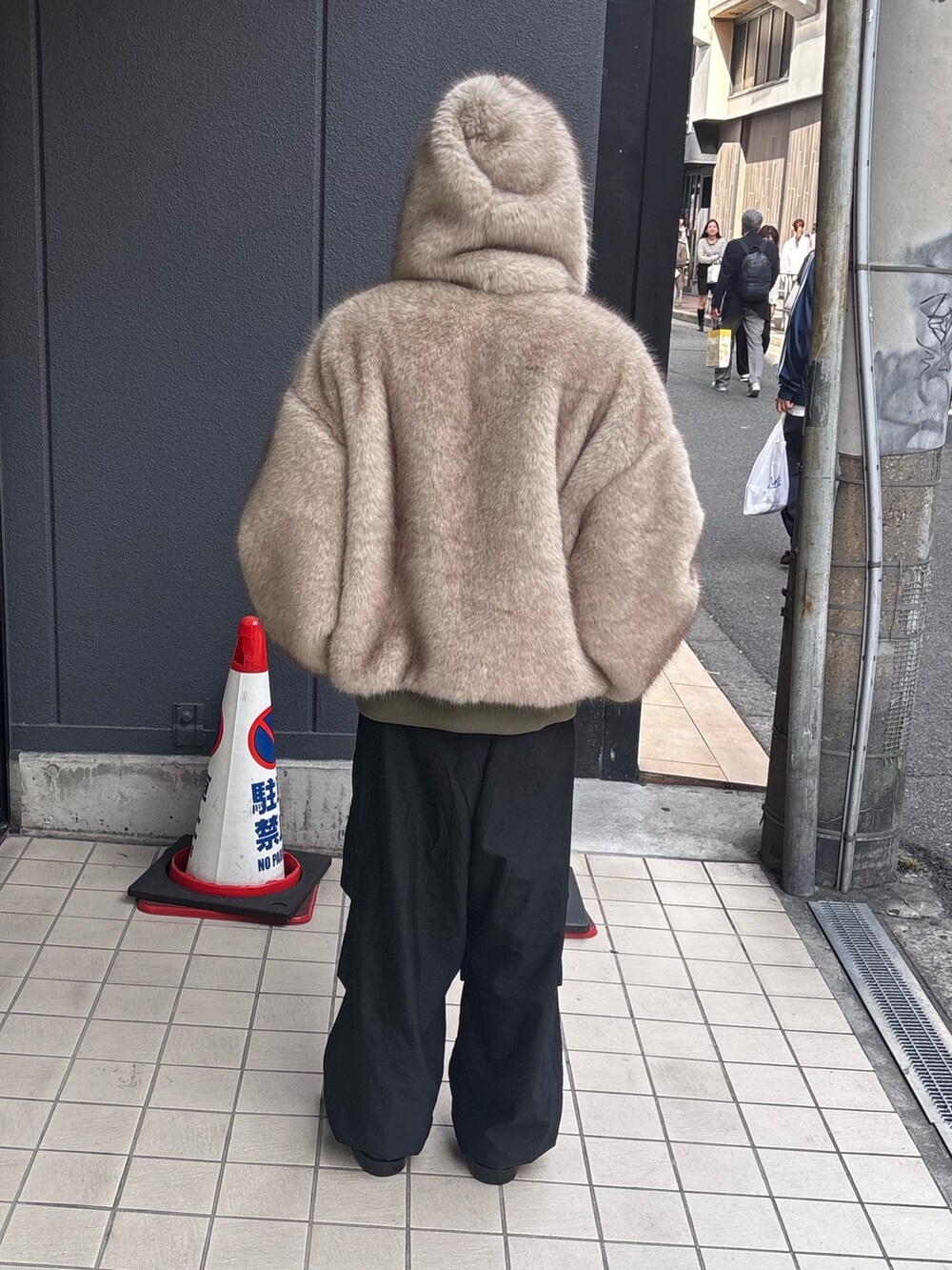 グリーン系のブルゾンを着用したメンズの秋コーディネートの7枚目の写真