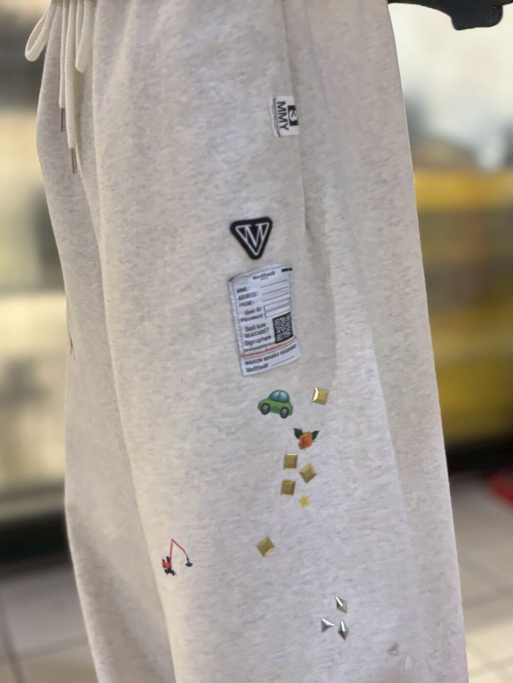 ブラック系のスウェット、ホワイト系のスウェットパンツを着用したメンズの冬コーディネートの7枚目の写真