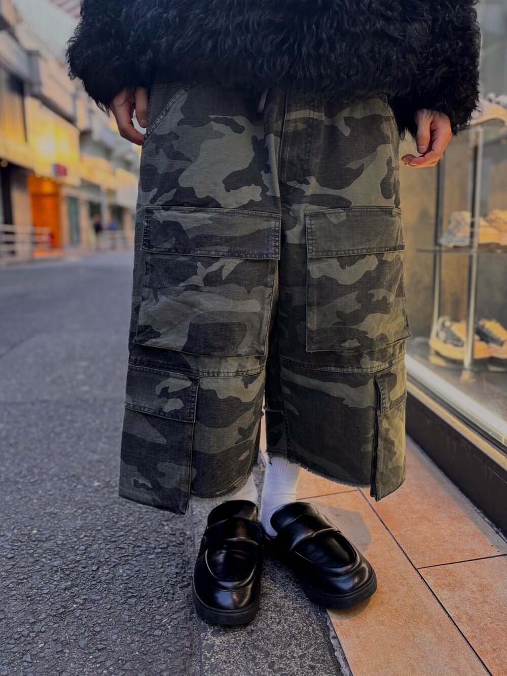 ブラック系のニット/セーター、その他のカーゴパンツを着用したメンズの冬コーディネートの4枚目の写真