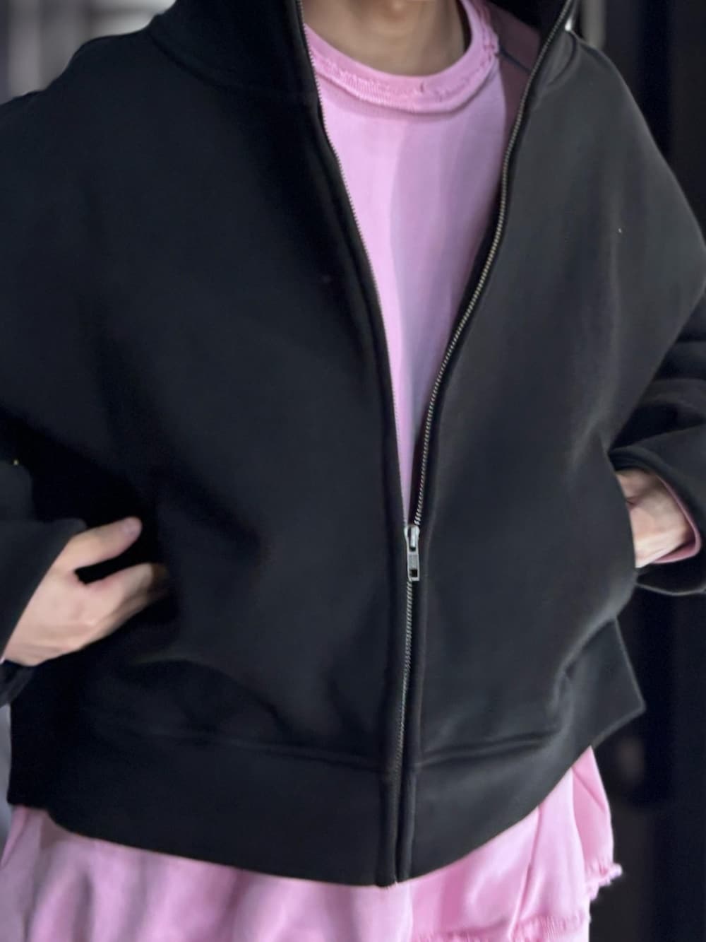 ブラック系のパーカー、ブラウン系のスウェットパンツ、ピンク系のスウェットを着用したメンズの冬コーディネートの3枚目の写真