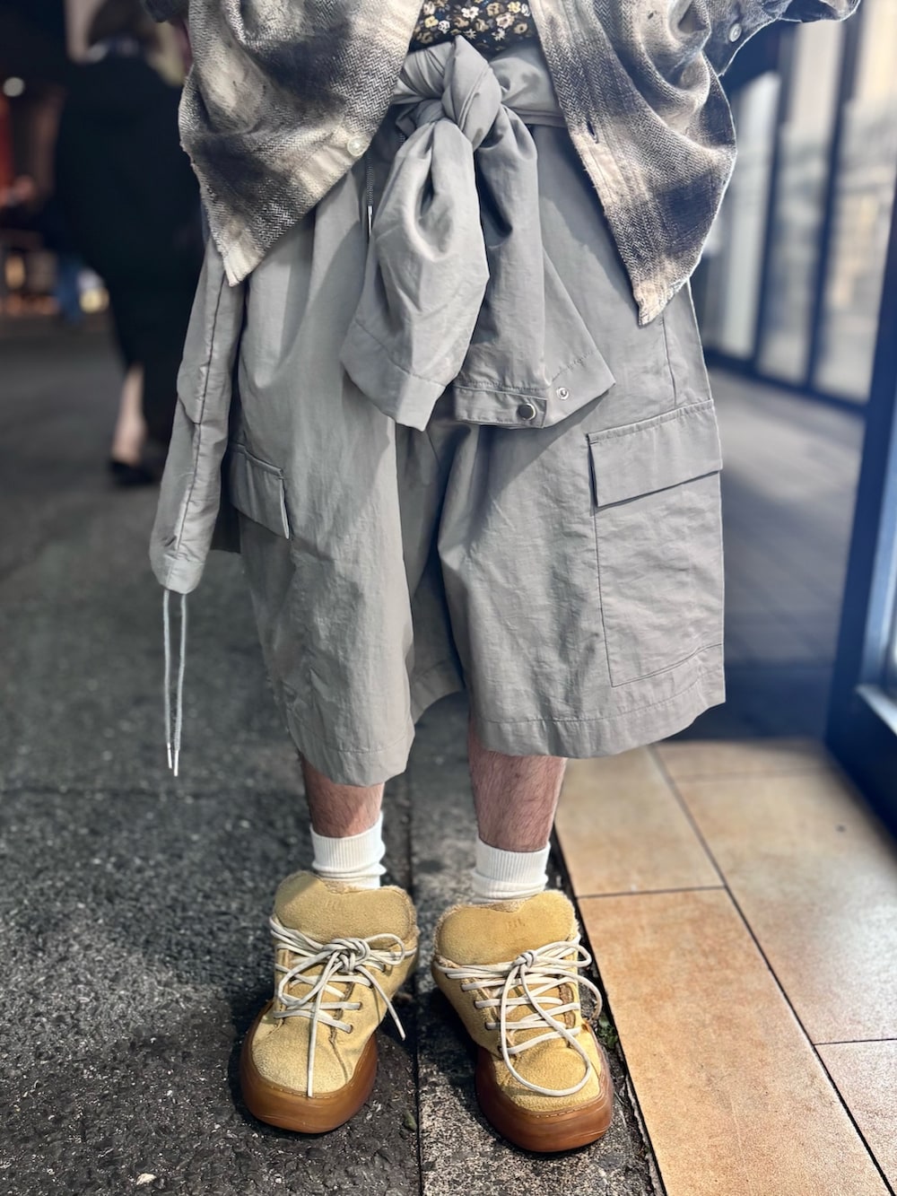 ブラウン系のシャツ/ブラウス、グレー系のナイロンジャケット、グレー系のその他パンツを着用したメンズの冬コーディネートの5枚目の写真