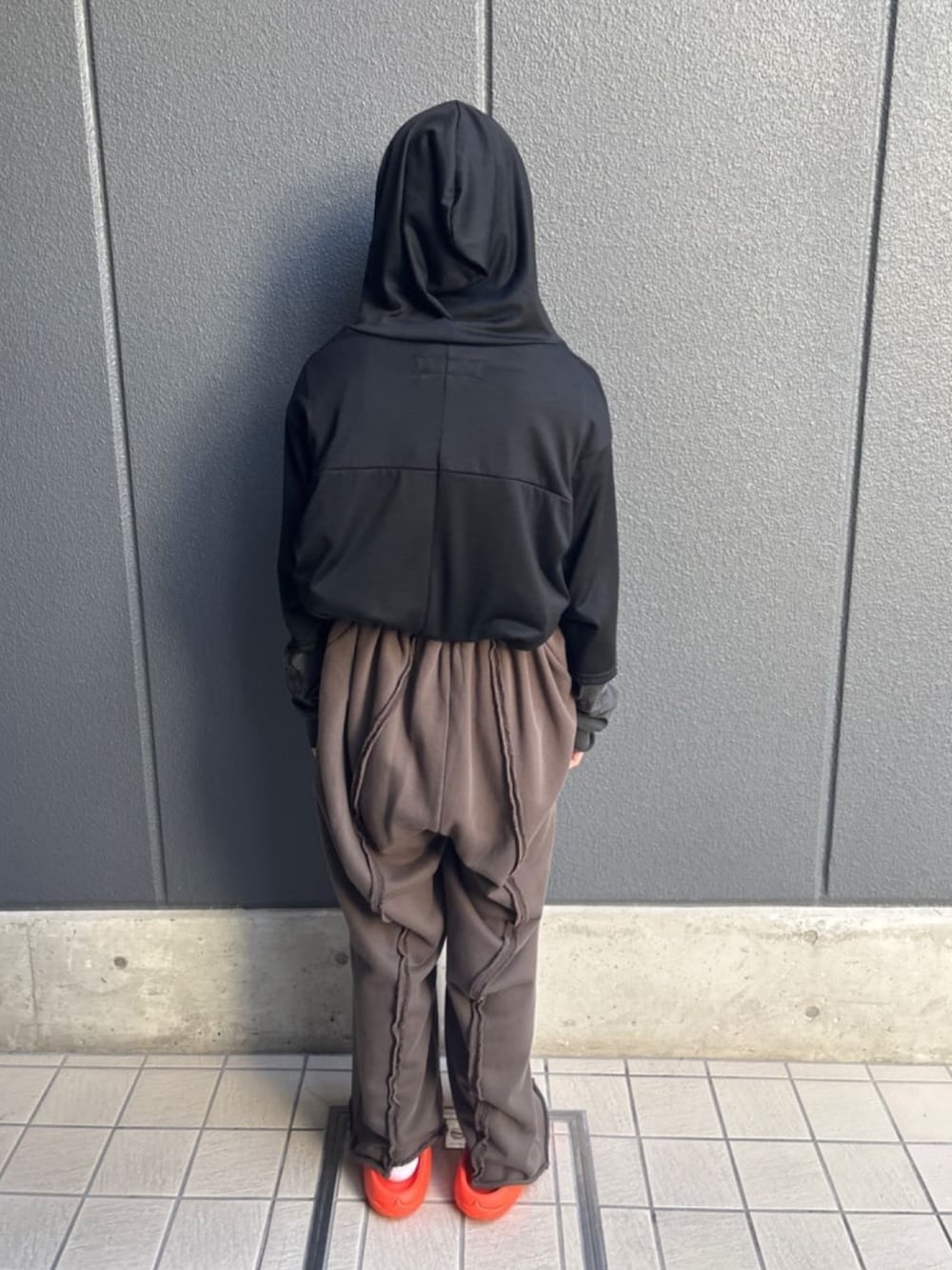 ブラック系のTシャツ/カットソー、グレー系のスウェットパンツ、ブラック系のTシャツ/カットソーを着用したメンズの夏コーディネートの2枚目の写真