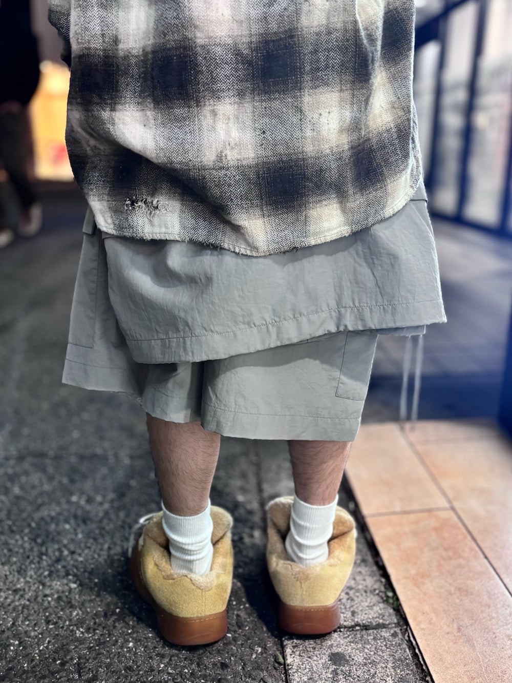 ブラウン系のシャツ/ブラウス、グレー系のナイロンジャケット、グレー系のその他パンツを着用したメンズの冬コーディネートの6枚目の写真