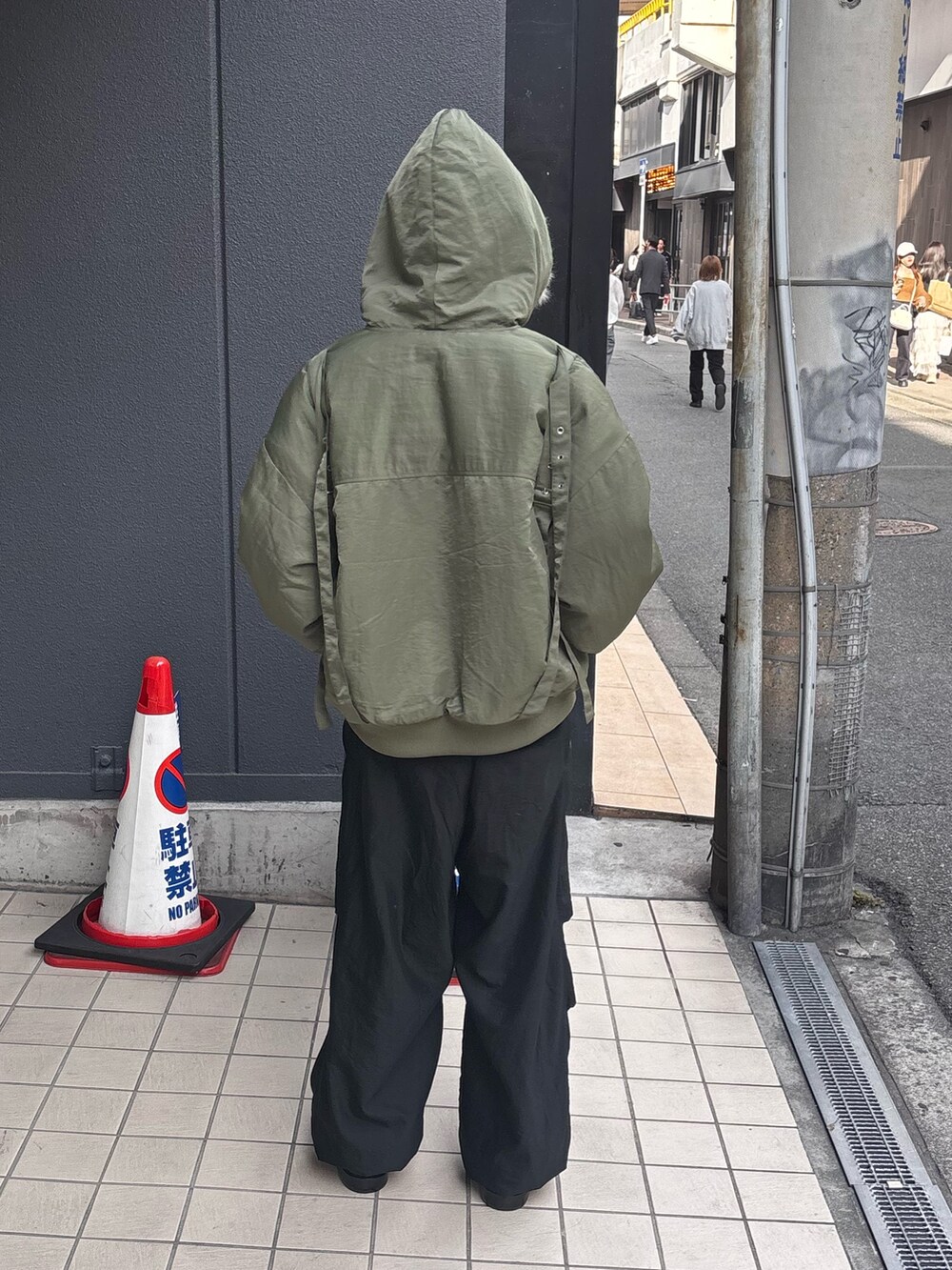 グリーン系のブルゾンを着用したメンズの秋コーディネートの3枚目の写真