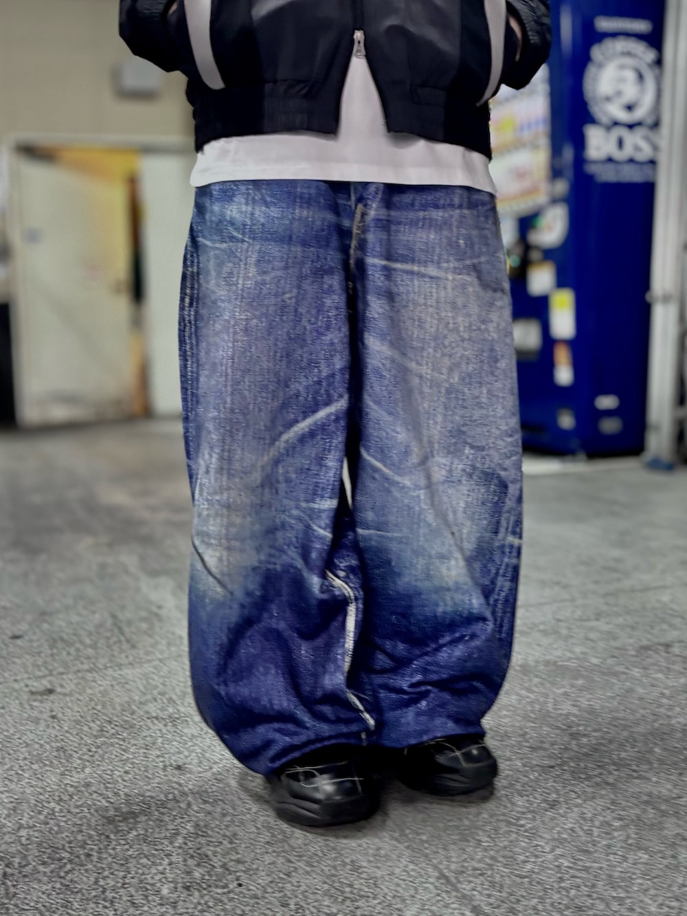 ホワイト系のTシャツ/カットソーを着用したメンズの春コーディネートの5枚目の写真