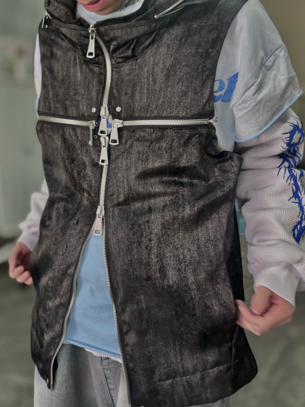 ブルー系のトップス、ブルー系のデニムパンツ、ブラック系のその他アウターを着用したメンズの春コーディネートの3枚目の写真