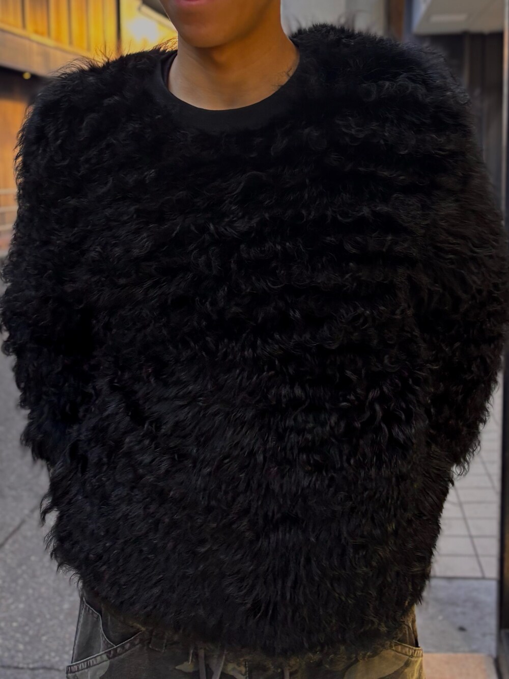 ブラック系のニット/セーター、その他のカーゴパンツを着用したメンズの冬コーディネートの3枚目の写真