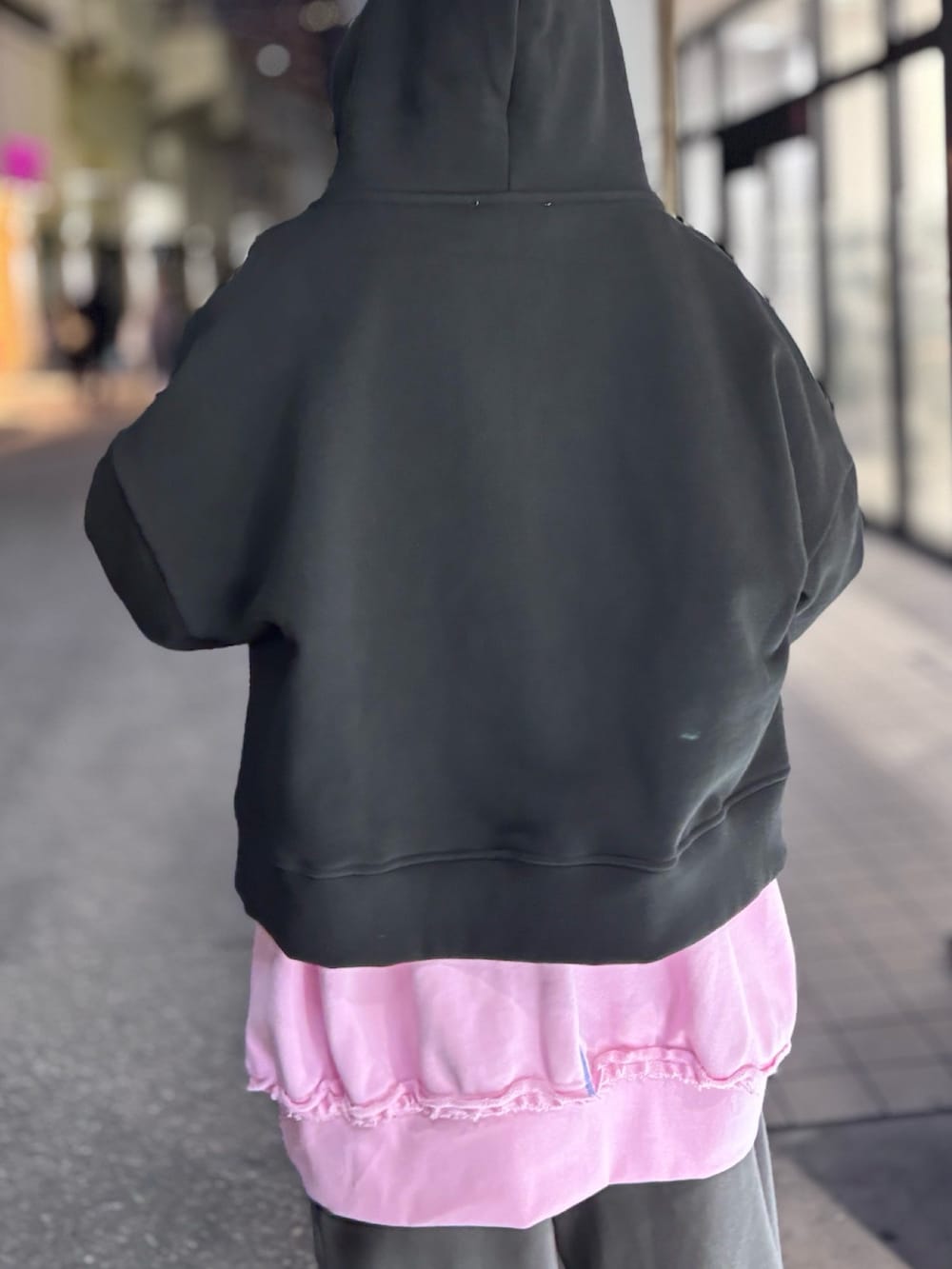 ブラック系のパーカー、ブラウン系のスウェットパンツ、ピンク系のスウェットを着用したメンズの冬コーディネートの4枚目の写真