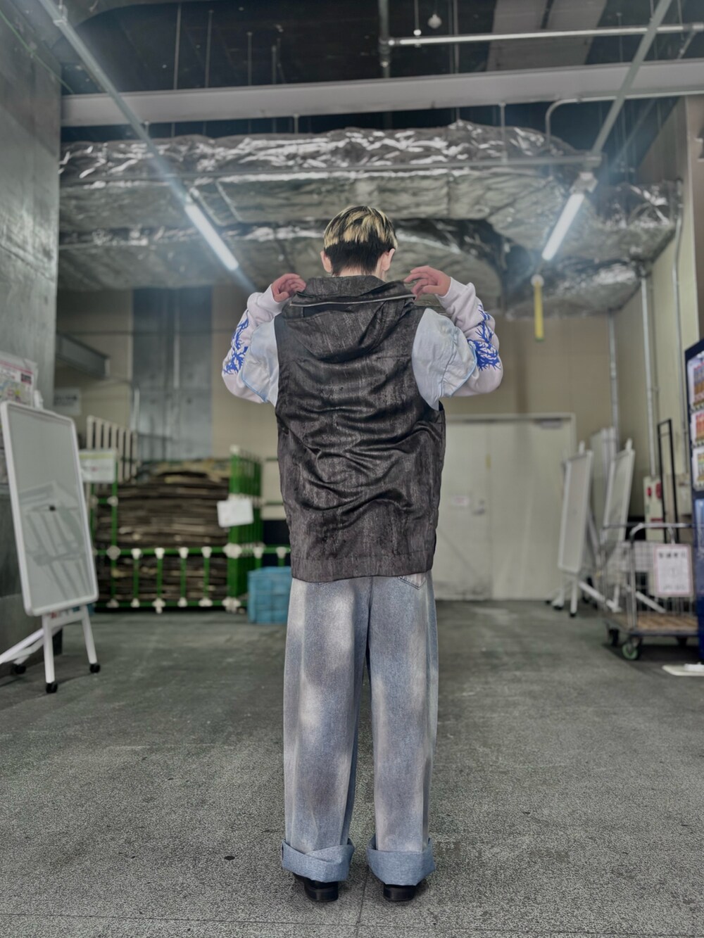 ブルー系のトップス、ブルー系のデニムパンツ、ブラック系のその他アウターを着用したメンズの春コーディネートの2枚目の写真