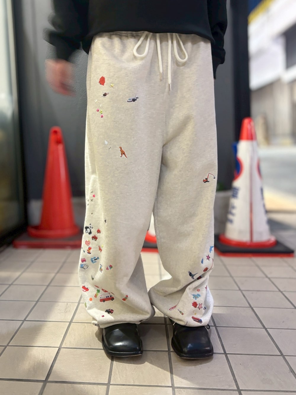 ブラック系のスウェット、ホワイト系のスウェットパンツを着用したメンズの冬コーディネートの5枚目の写真