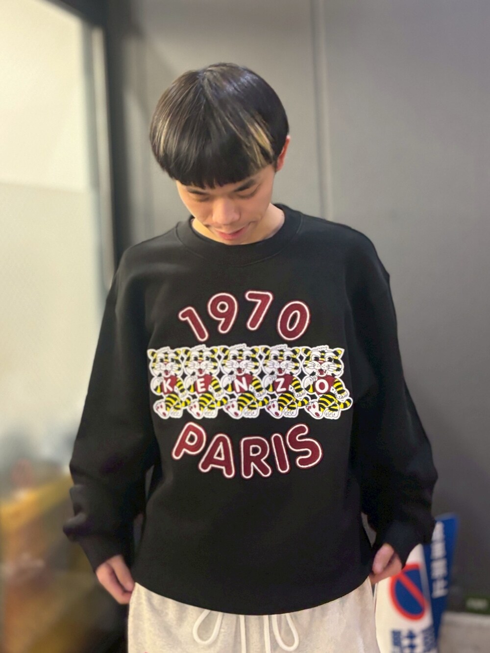 ブラック系のスウェット、ホワイト系のスウェットパンツを着用したメンズの冬コーディネートの3枚目の写真