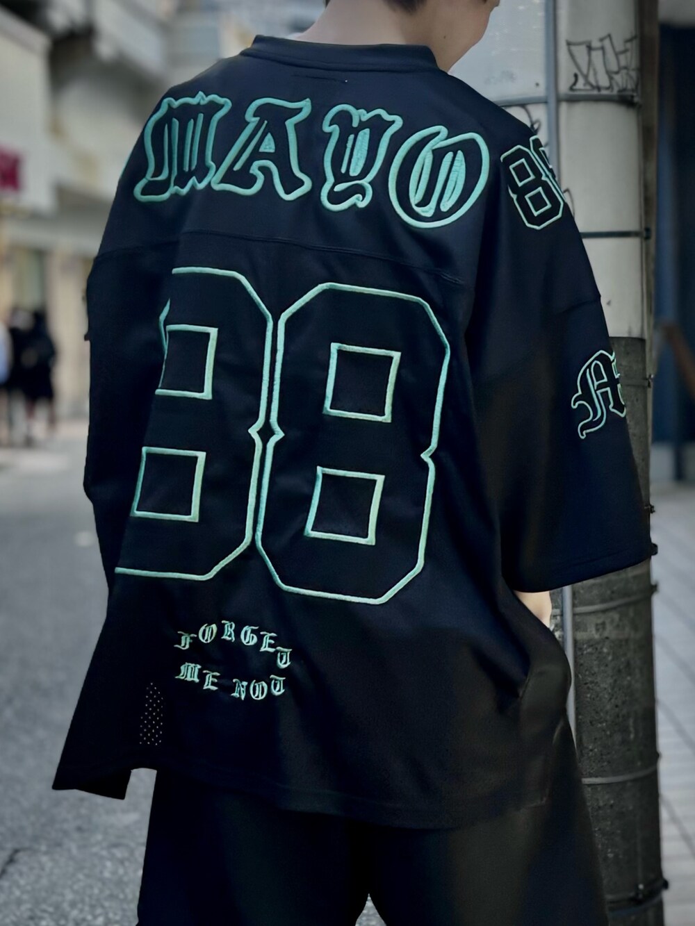 ブラック系のTシャツ/カットソー、ブラック系のその他パンツを着用したメンズの春コーディネートの4枚目の写真