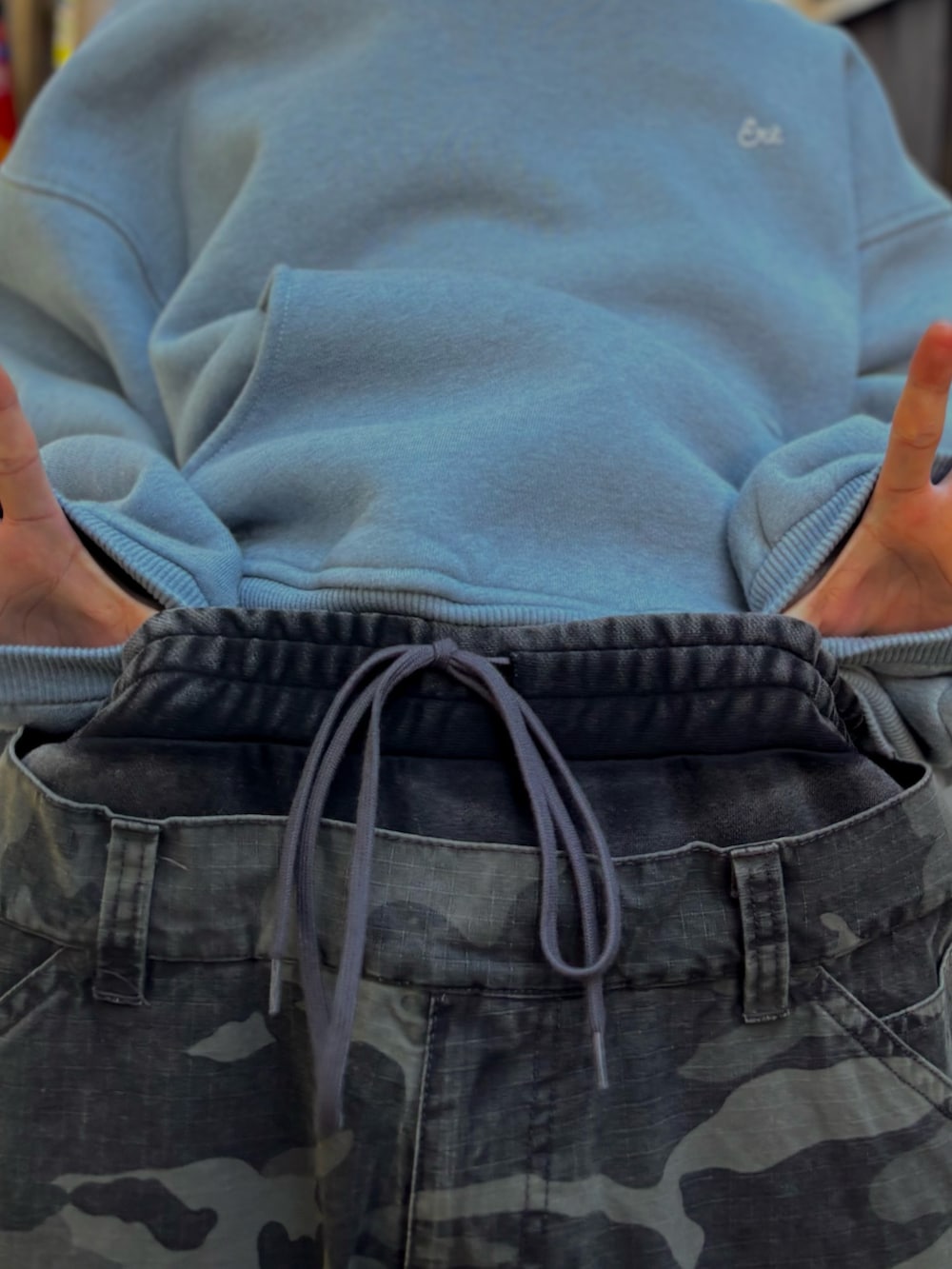 ブルー系のパーカー、その他のカーゴパンツを着用したメンズの冬コーディネートの4枚目の写真