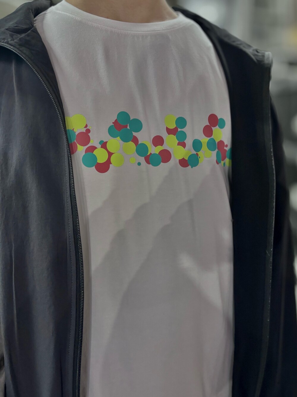 ホワイト系のTシャツ/カットソーを着用したメンズの春コーディネートの7枚目の写真