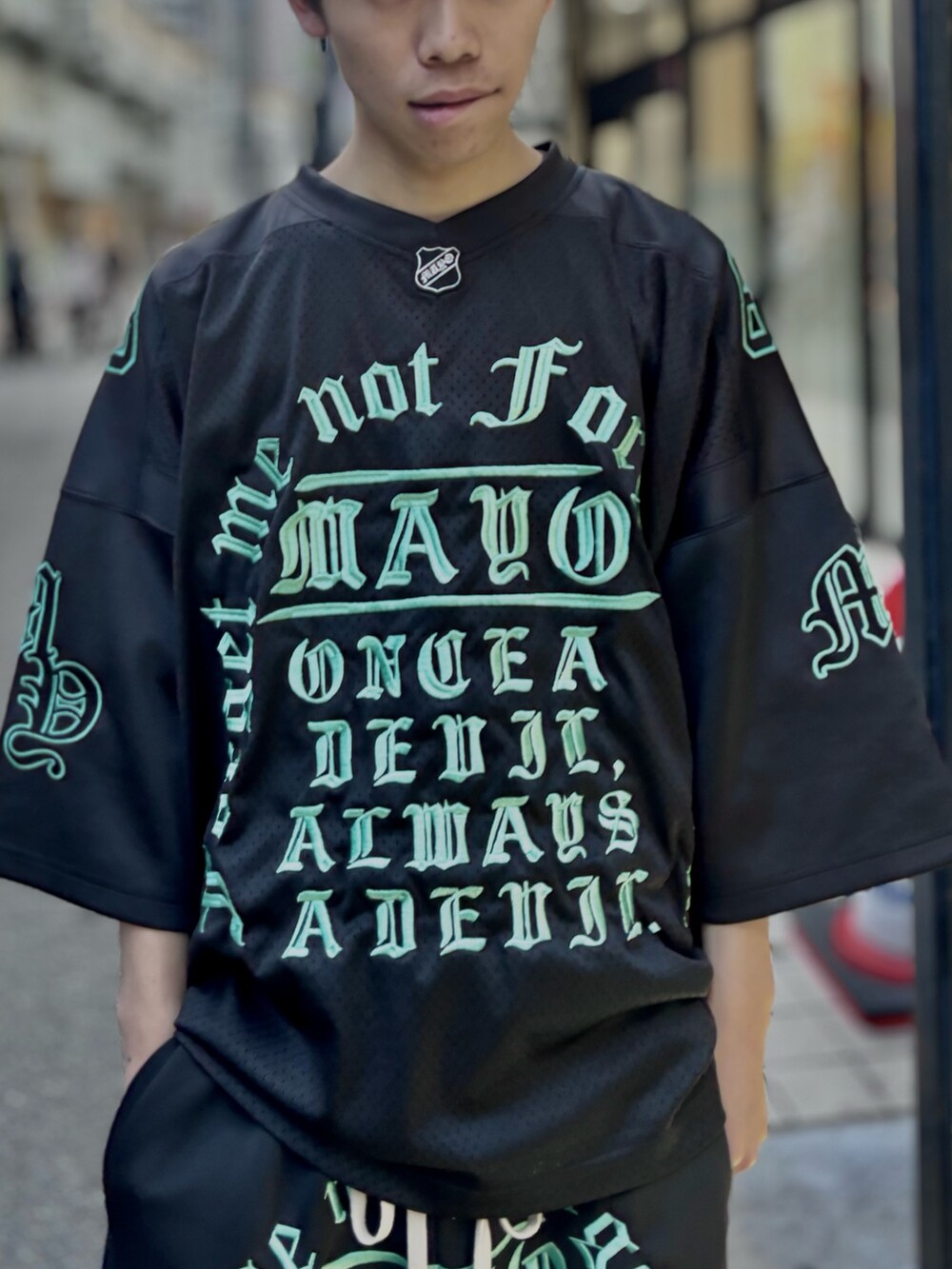 ブラック系のTシャツ/カットソー、ブラック系のその他パンツを着用したメンズの春コーディネートの3枚目の写真