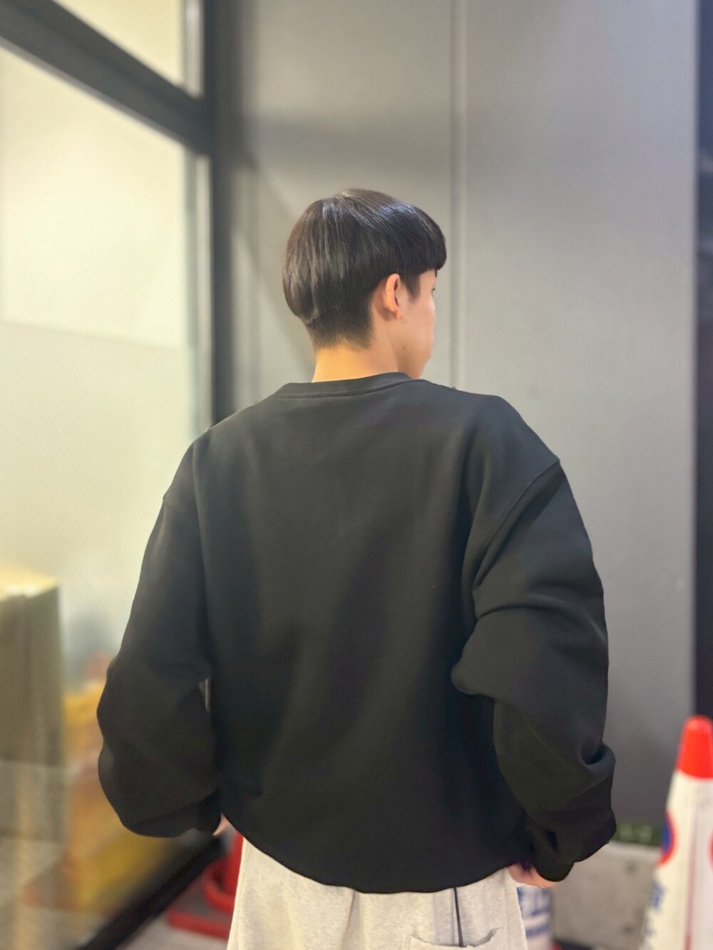 ブラック系のスウェット、ホワイト系のスウェットパンツを着用したメンズの冬コーディネートの4枚目の写真