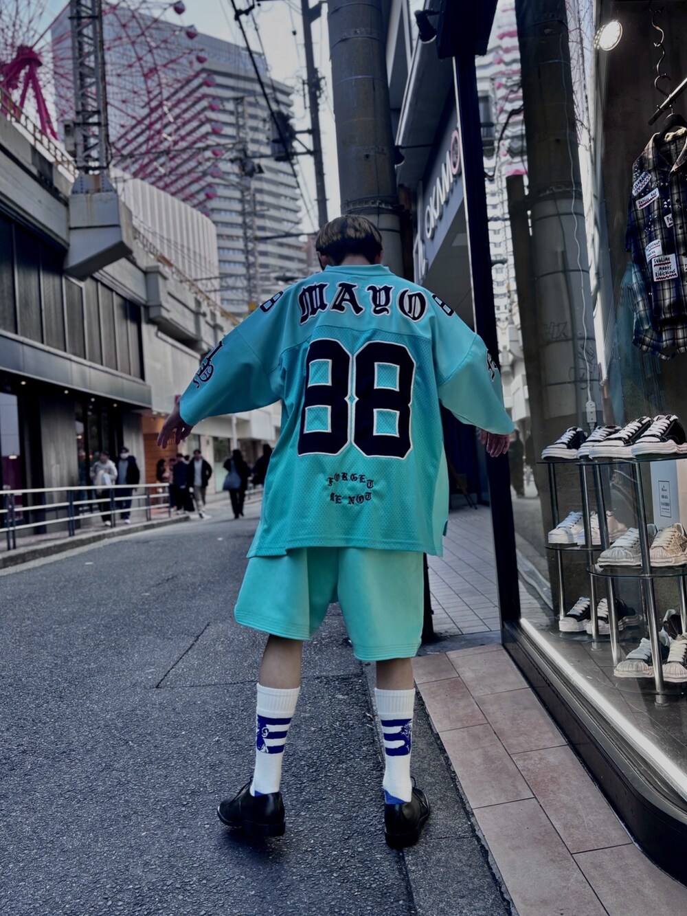 ブルー系のTシャツ/カットソー、ブルー系のその他パンツを着用したメンズの春コーディネートの2枚目の写真