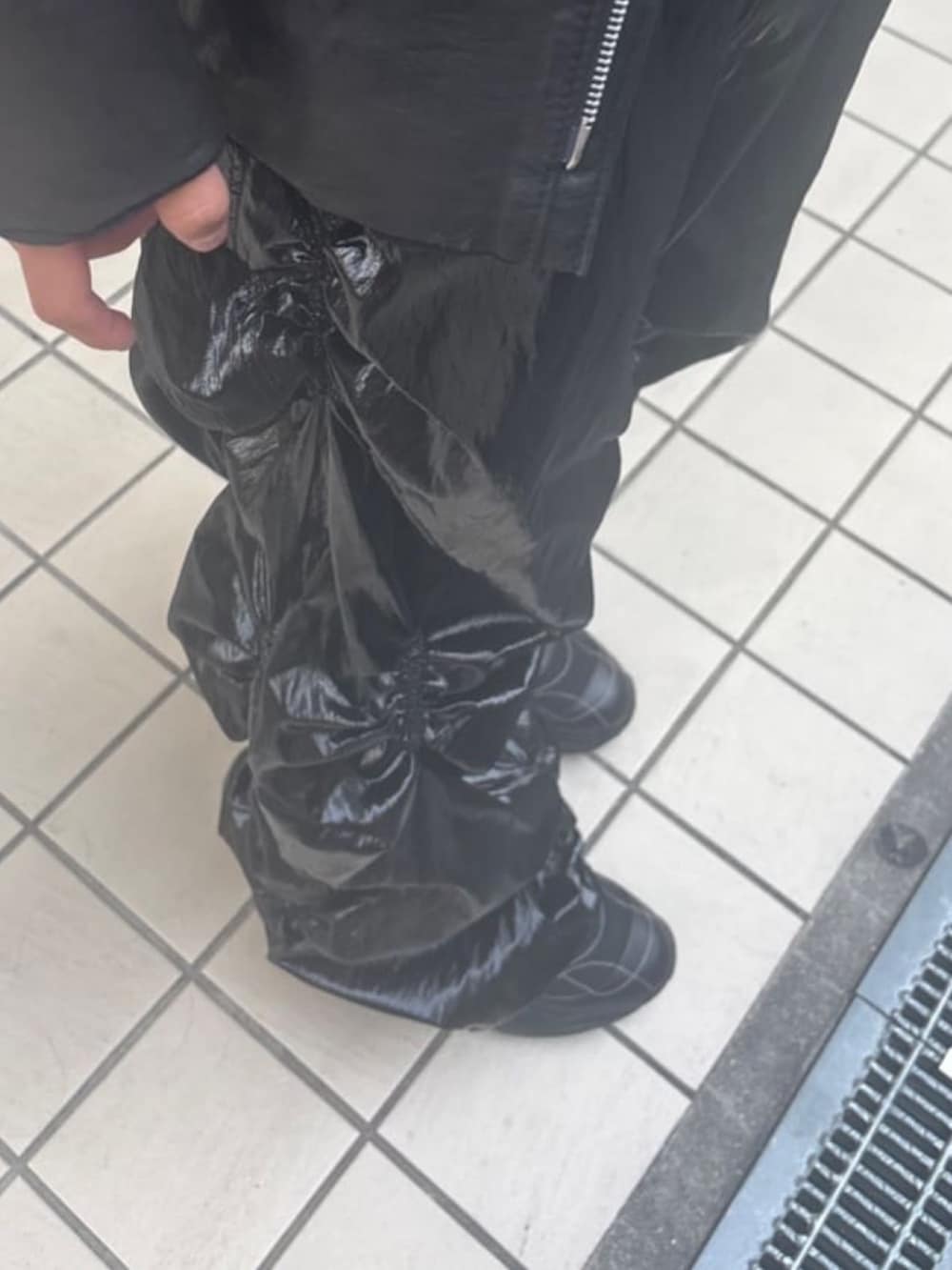 「ROYAL FLASHのA.F ARTEFACT/エーエフ・アーティファクト/Leather Tex Gather Wide Pant（その他パンツ、ブラック系）」を使った、tou1109さん（メンズ・163cm）の夏コーディネートの4枚目の写真