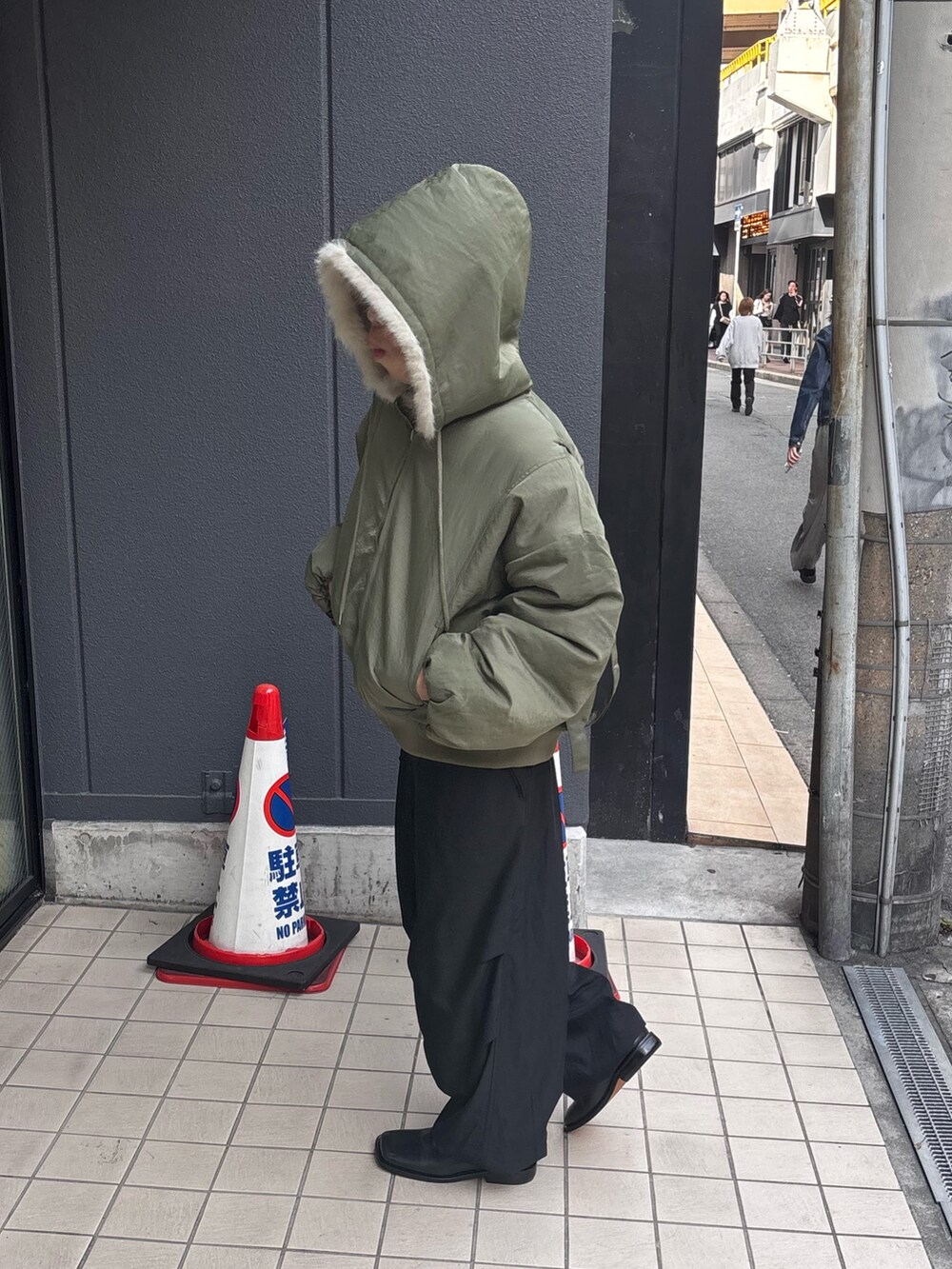 グリーン系のブルゾンを着用したメンズの秋コーディネートの4枚目の写真