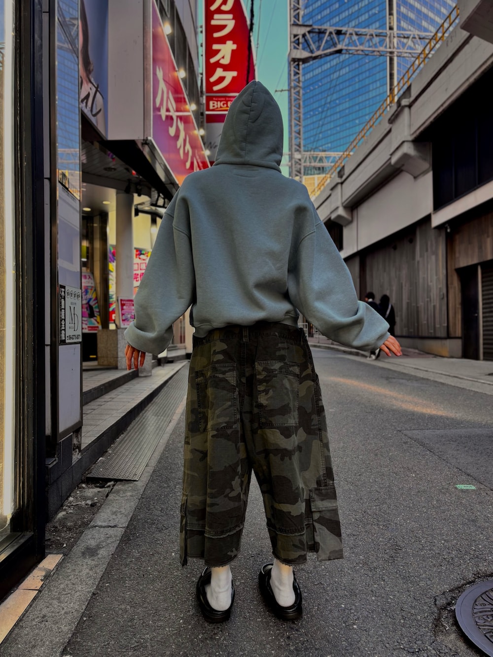 ブルー系のパーカー、その他のカーゴパンツを着用したメンズの冬コーディネートの2枚目の写真