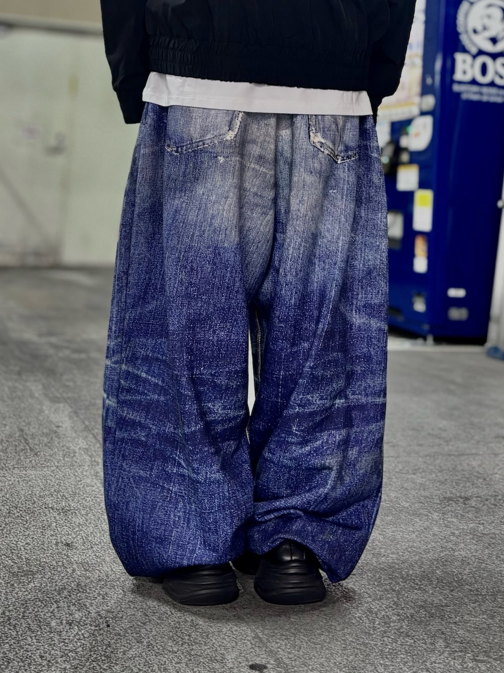 ホワイト系のTシャツ/カットソーを着用したメンズの春コーディネートの6枚目の写真