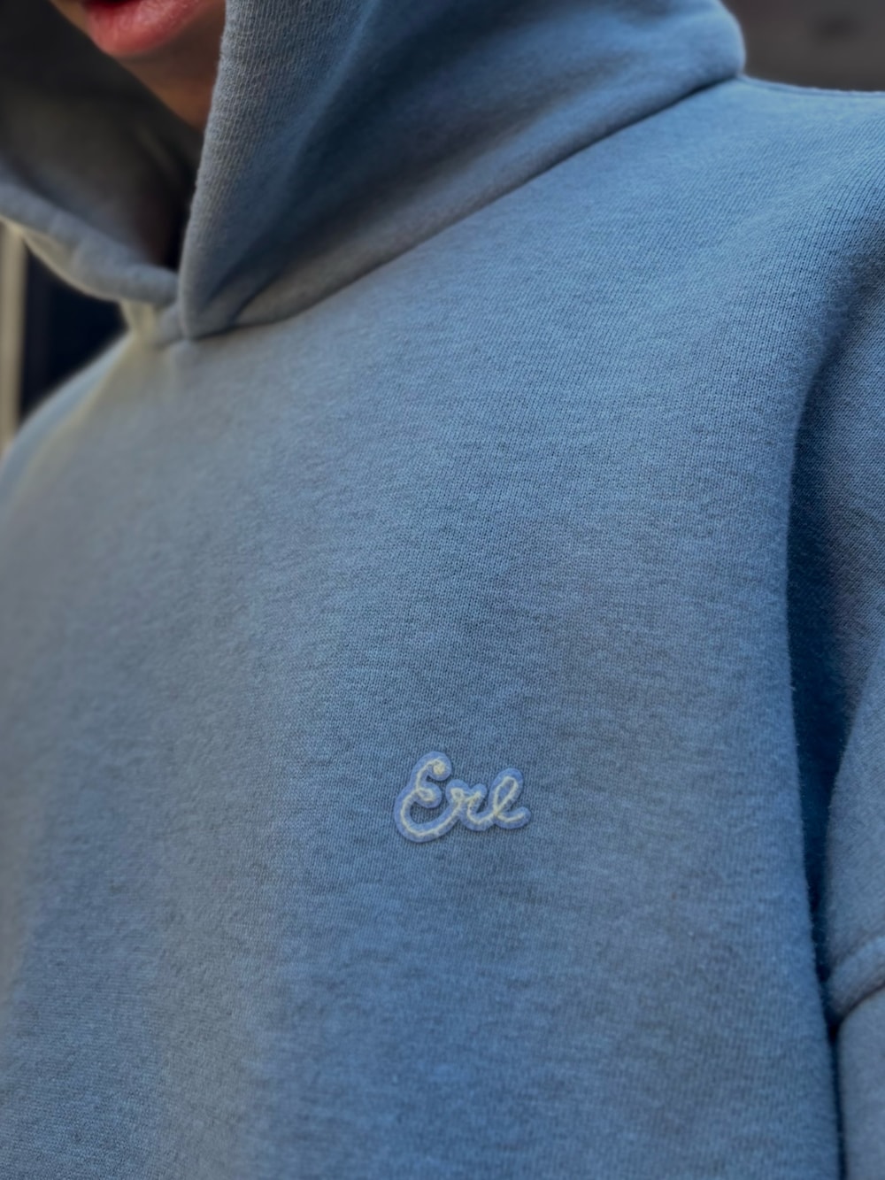 ブルー系のパーカー、その他のカーゴパンツを着用したメンズの冬コーディネートの3枚目の写真