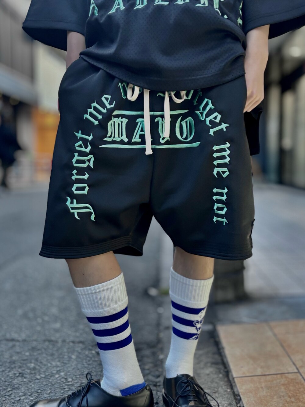 ブラック系のTシャツ/カットソー、ブラック系のその他パンツを着用したメンズの春コーディネートの5枚目の写真
